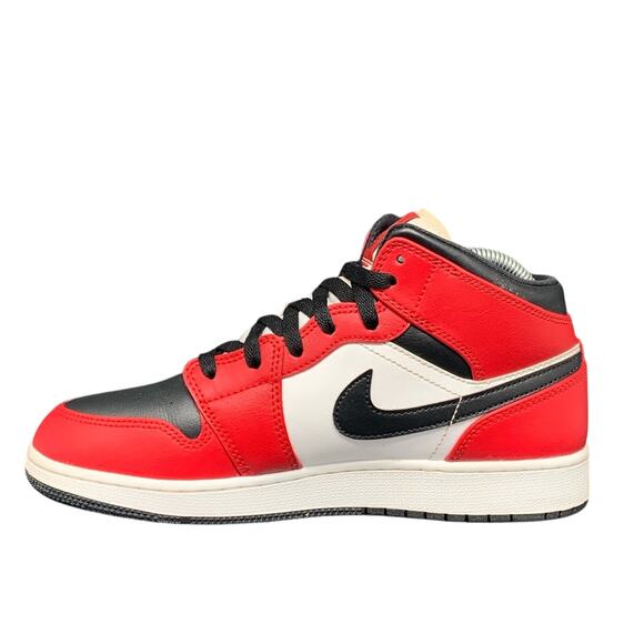 Jordan 1 Mid Chicago Black Toe Basketball Shoes 554725-069 Women’s Sz 8 - Picture 6 of 10